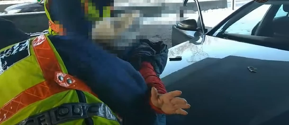 Már megint valakinek a melltartójából került elő kábítószergyanús anyag