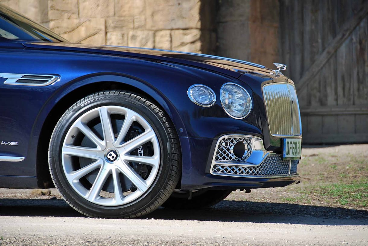 Csúnyán összetört egy Bentley az M7-esen, amit egy ukrán tréleres vontatott