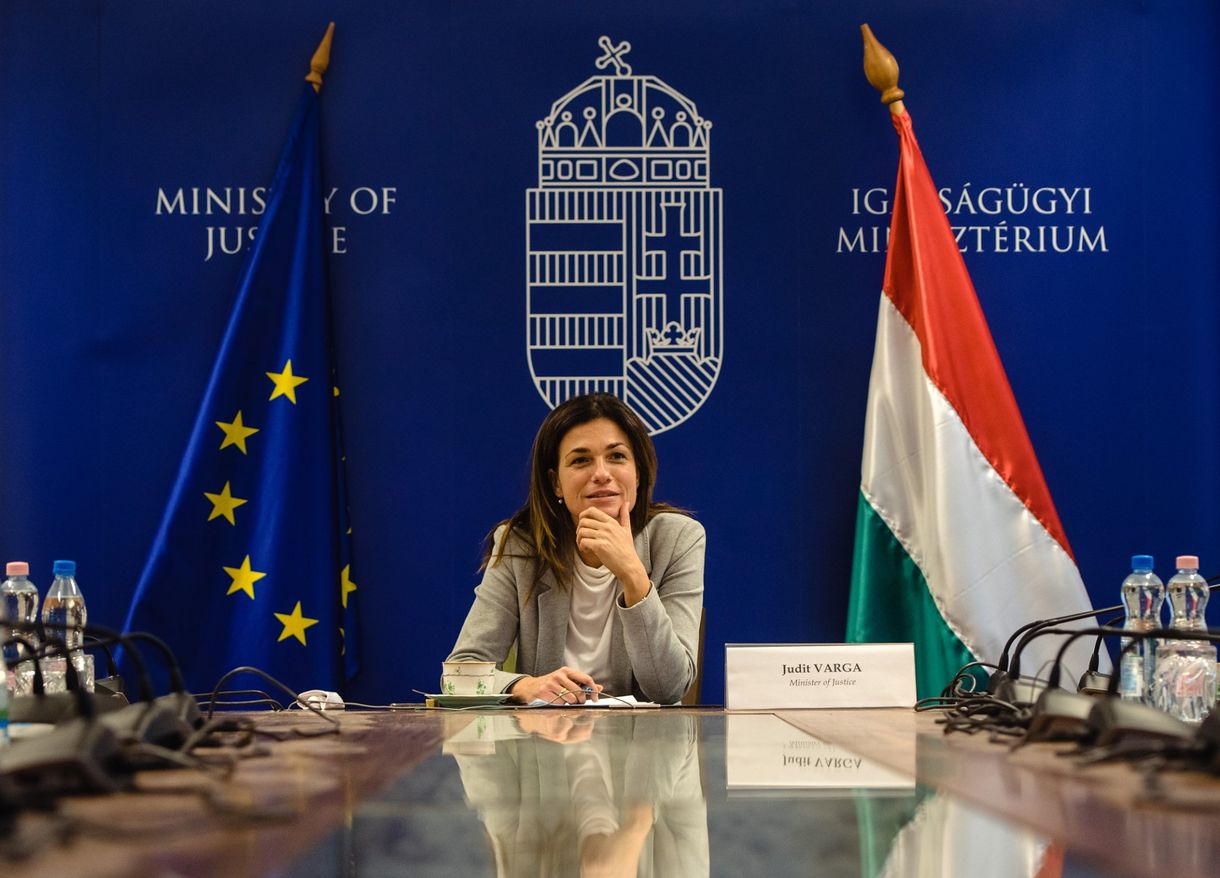 Népszava: Diplomáciai üzenetekből alakult ki hatalmi játszma Szijjártó Péter és Varga Judit között