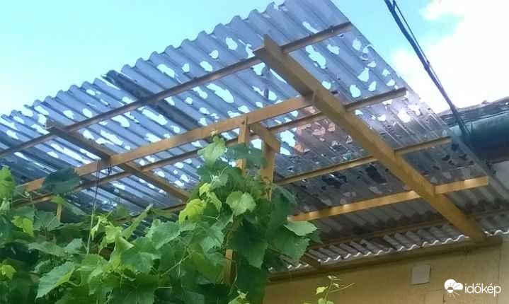 Tovább pusztít a szupercella – kicsipkézett egy miskolci tetőt is