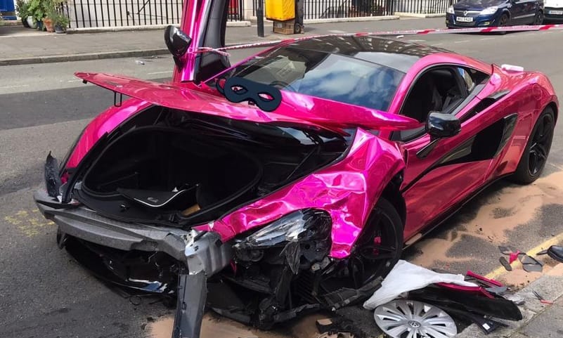 20-as táblánál ütközött egy rózsaszín McLaren és egy VW Golf