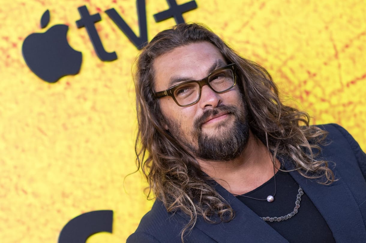 Videón, ahogy Jason Momoa leborotválja a haját, de cseppet sem szórakozásból