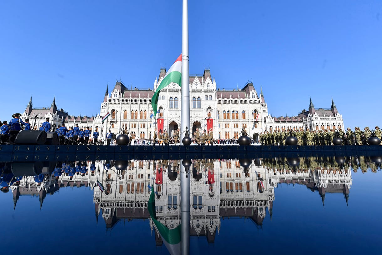27 tüntetőt vittek el a Kossuth térről hajnalban
