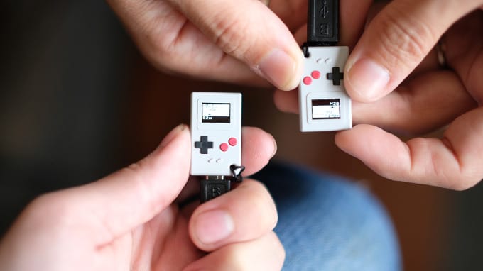 Ez a Game Boy-szerű konzol akkora, mint a hüvelykujja, de pont ezért vannak ezrek rákattanva