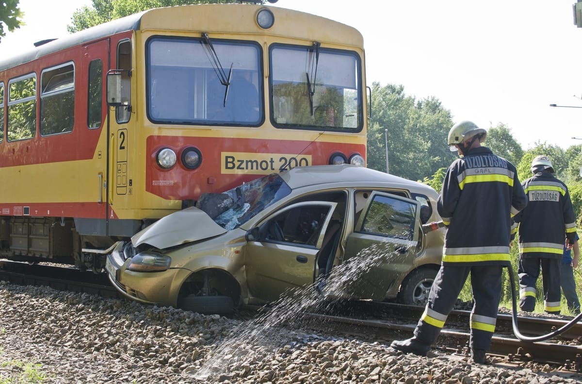 Vonattal ütközött autójával, könnyebb sérülésekkel megúszta