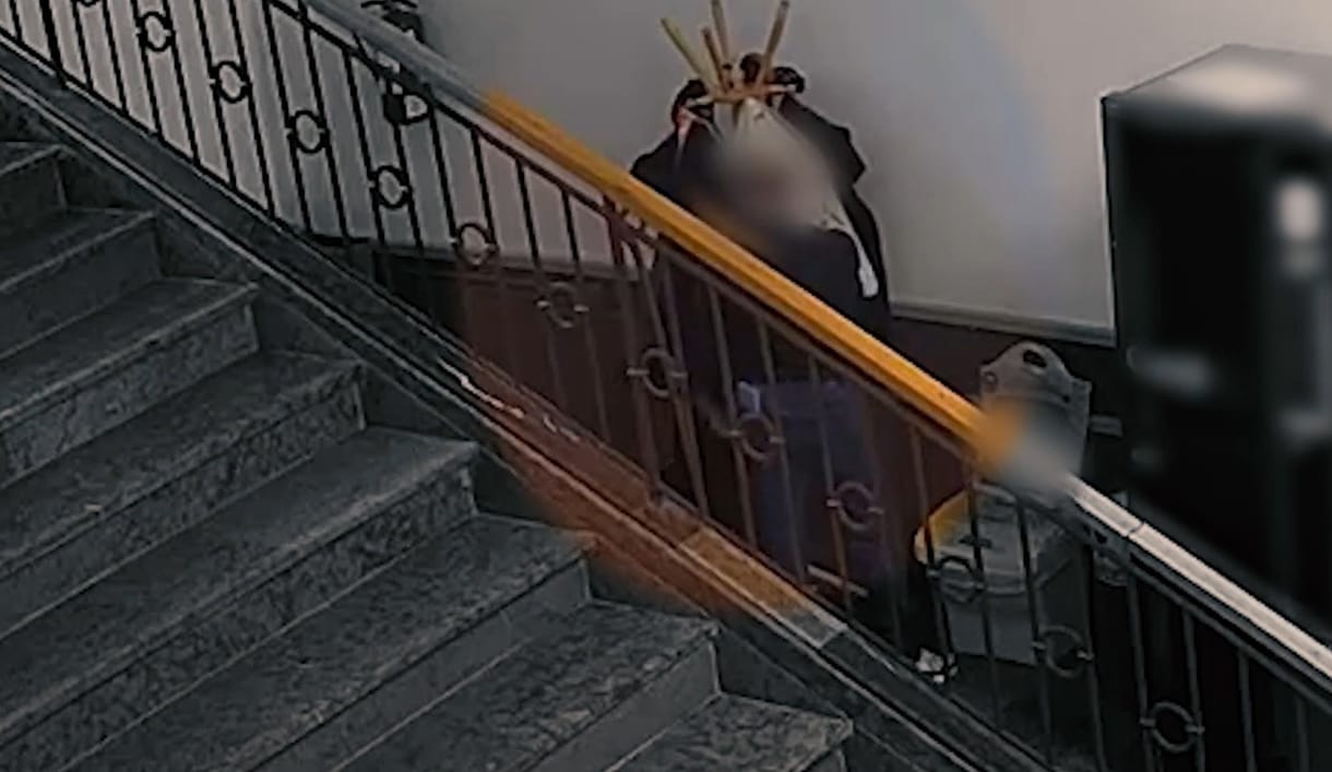 Felvette a biztonsági kamera, ahogy kifosztja a kabátokat a bíróság épületében egy férfi