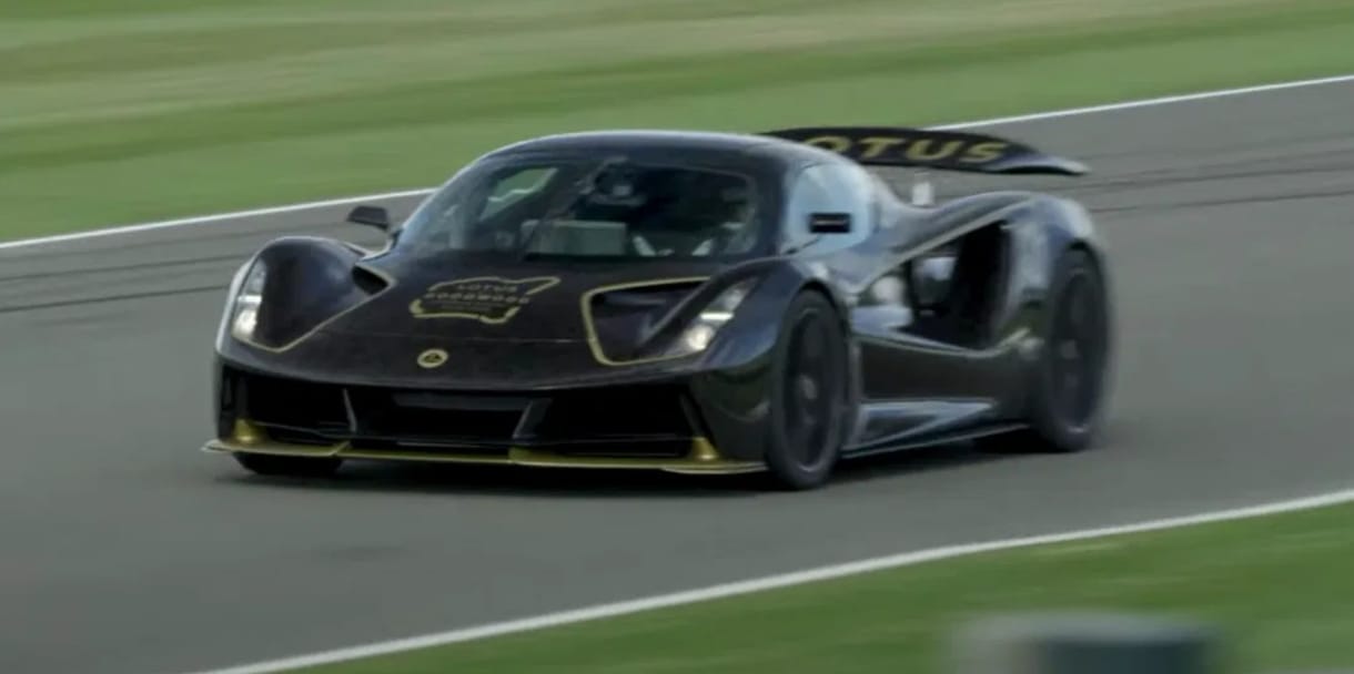 Így száguld a 2000 lóerős Lotus elektromos autó