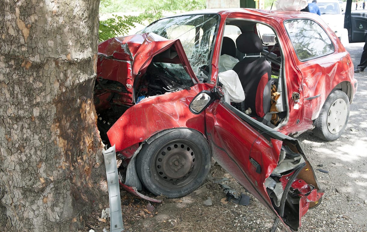 Fotó: A légzsák sem mentette meg a kis Nissan vezetőjének életét