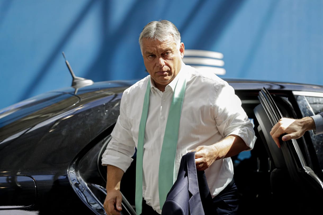 Orbán Viktor úgy manőverez két világ között a külpolitikában, mint elefánt a porcelánboltban
