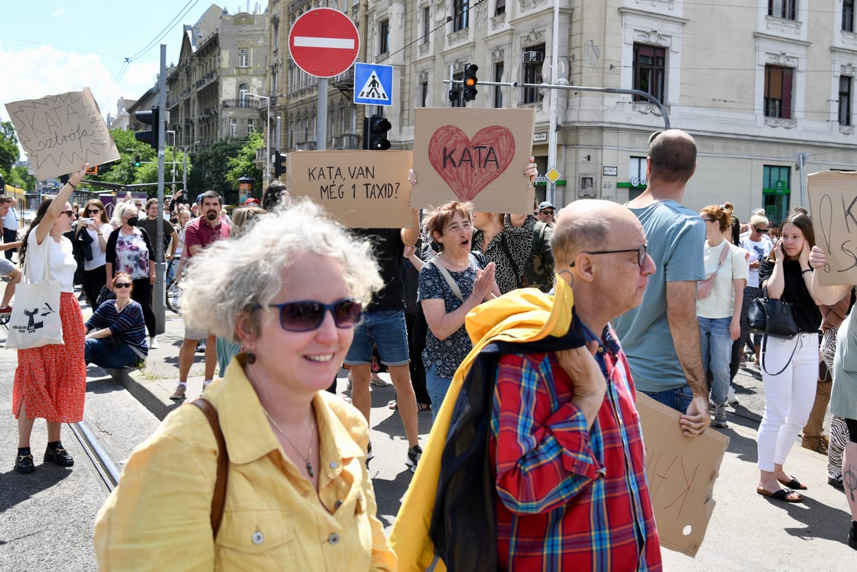Spontán tüntetésből blokád és piknik – a katatörvény elleni megmozdulás képekben