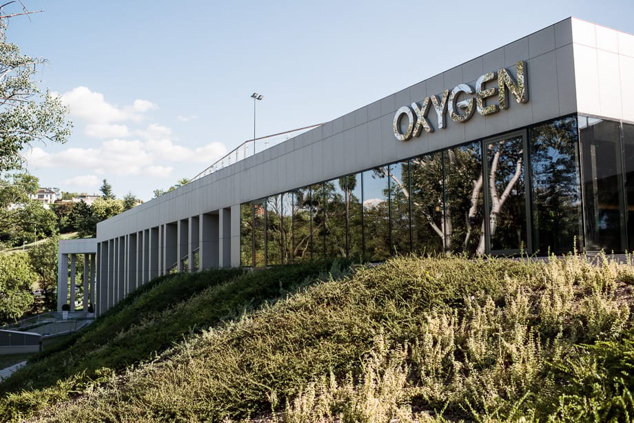 Külön parkolót kaptak a nagy autók a naphegyi Oxygen Wellnessben, amelyben Mészáros Lőrinc is tulajdonos