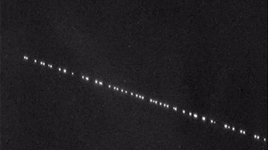 Mintha ufók lennének, olyan látványt nyújtanak az égen átmasírozó Starlink-műholdak – videó