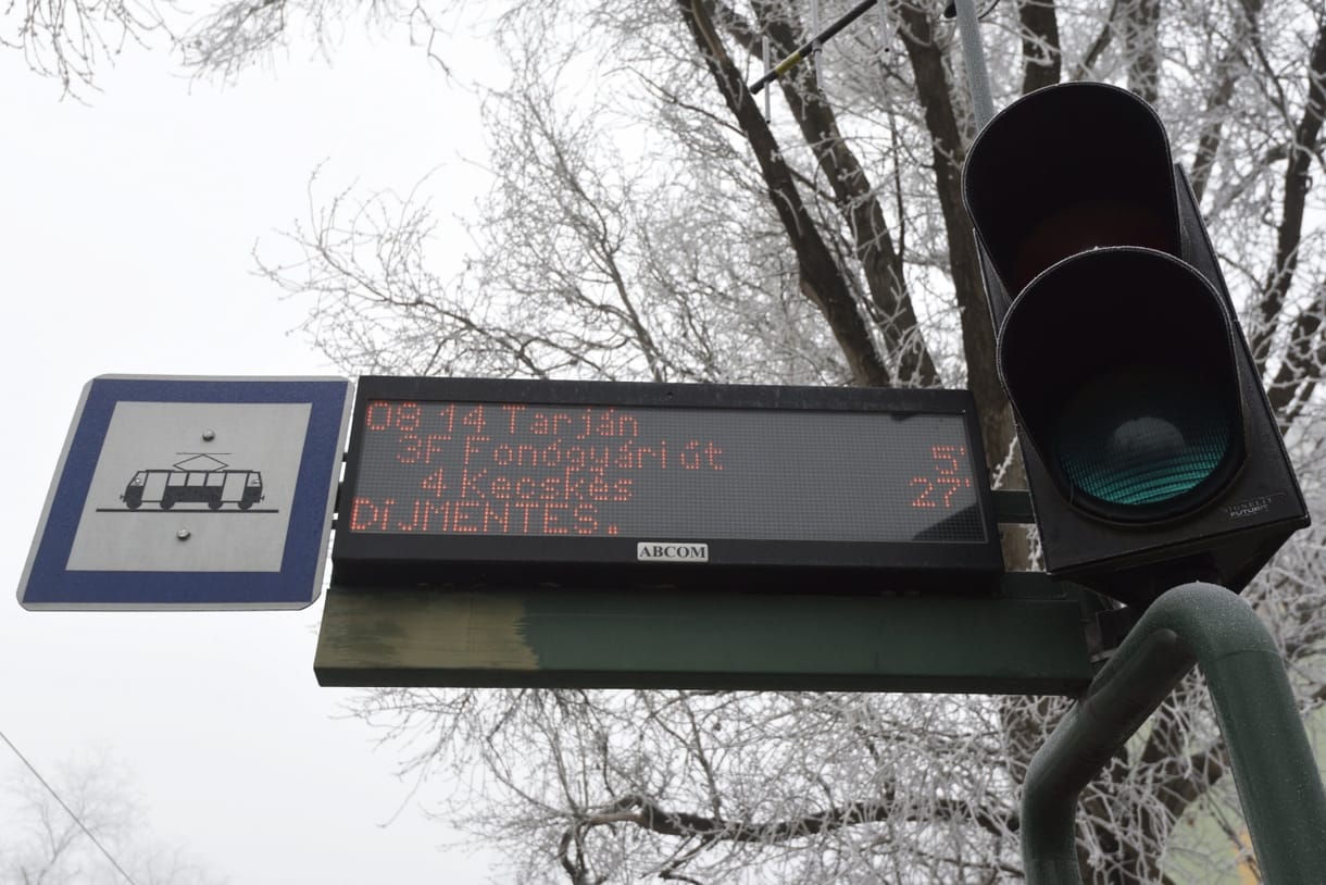 Kirúgták a vezetőt, aki leküldött a villamosról egy sérült gyereket és az édesanyját