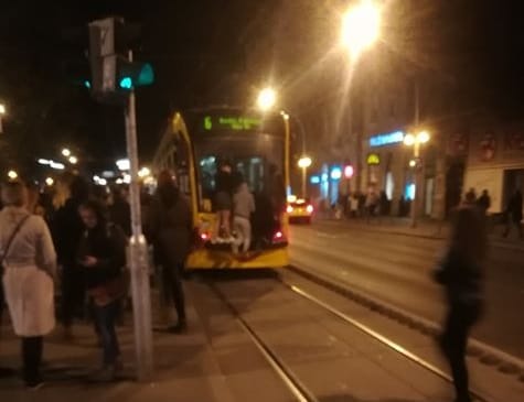 Négy fiatal tujázott a 4-es, 6-os villamos hátuljába kapaszkodva
