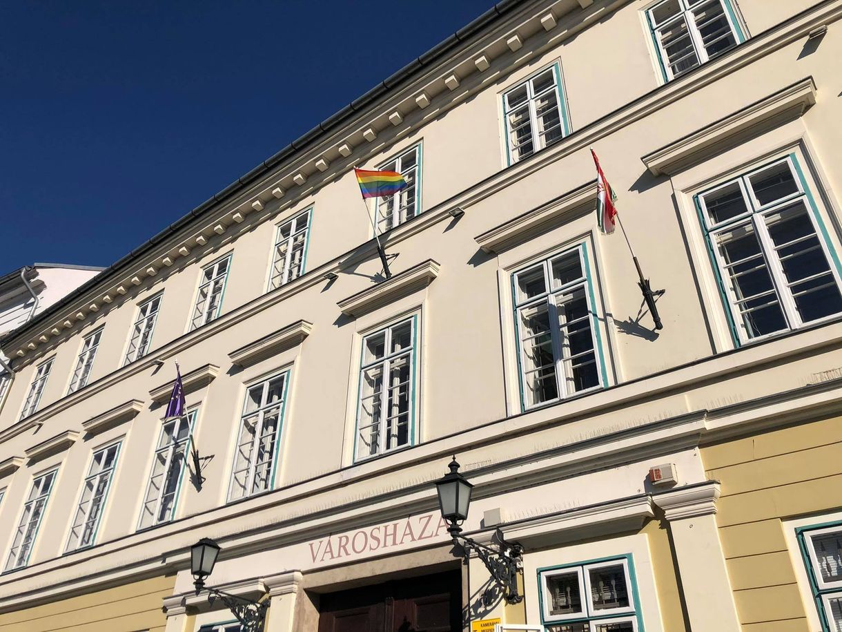A budavári Városházára is kikerült a szivárványos zászló