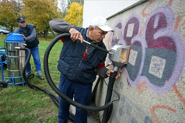 Így pucolják le a graffitiket Zalaegerszegen