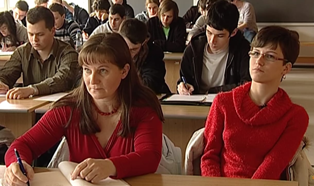 A Debreceni Egyetem tiszteletbeli hallgatója lett az anyuka, aki minden órán segítette mozgáskorlátozott gyermekét