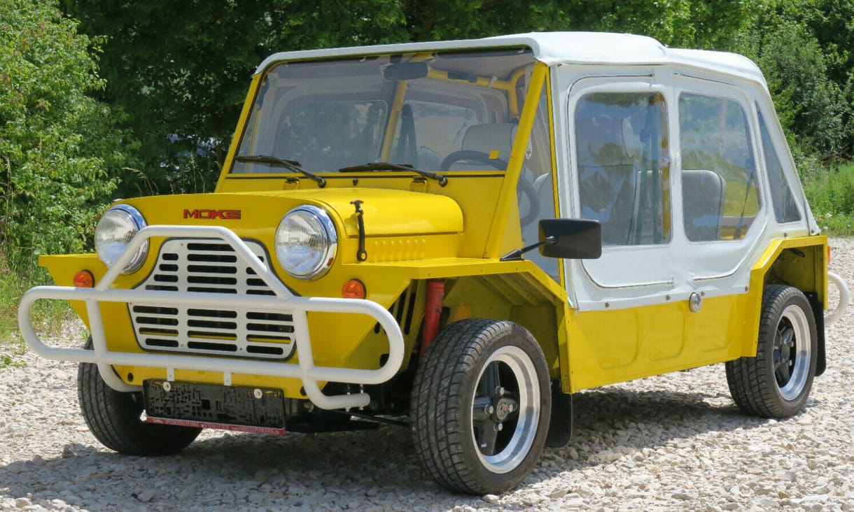 Cipzáros ajtóval, szinte új állapotban csábít vásárlásra ez a 26 éves Mini Moke