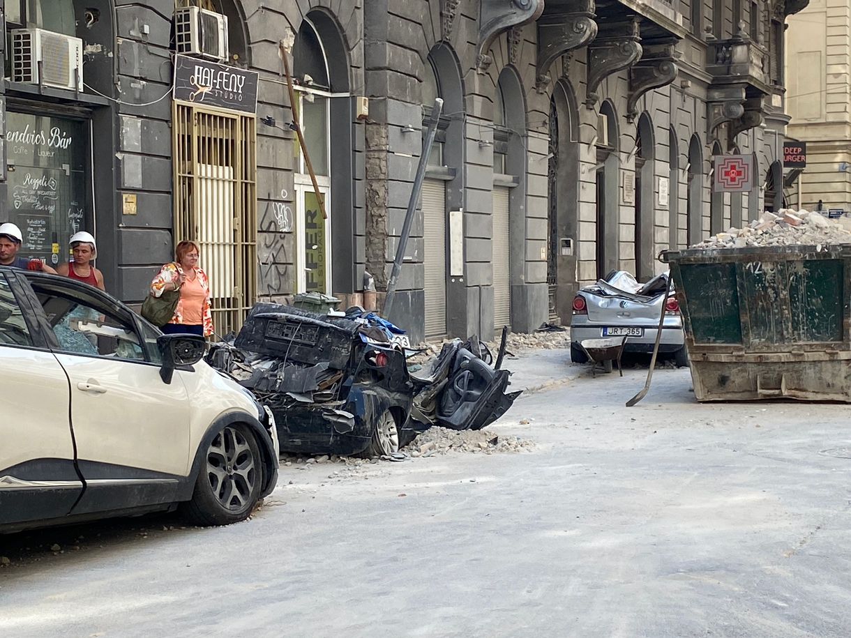 Tetőomlás Budapesten: az összetört autók tulajdonosai közösen fogadnak ügyvédet