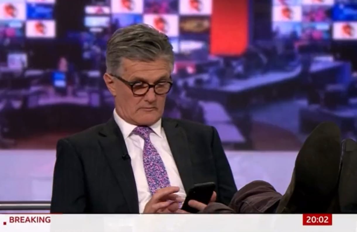 Lábát az asztalra téve lazított élő adásban a BBC News műsorvezetője – videó