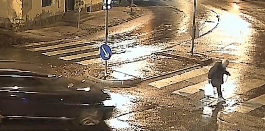 Zebrán átkelő nénit gázolt el, majd megállás nélkül továbbhajtott – videó