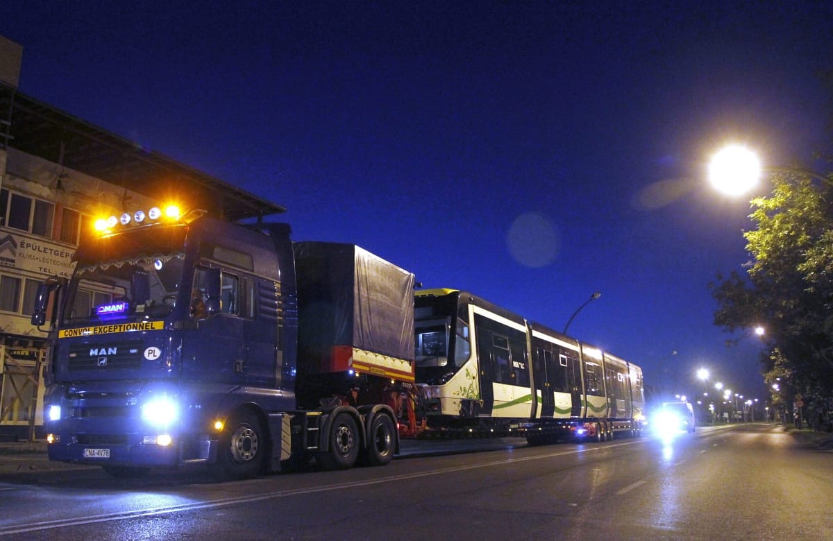 Megérkezett Csehországból az első Skoda villamos Miskolcra