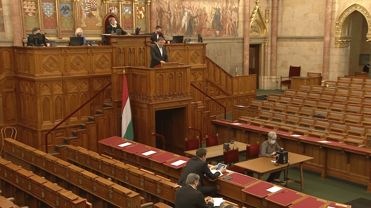 A kormány a másodosztályt küldte el vitázni a veszélyhelyzet meghosszabbításáról