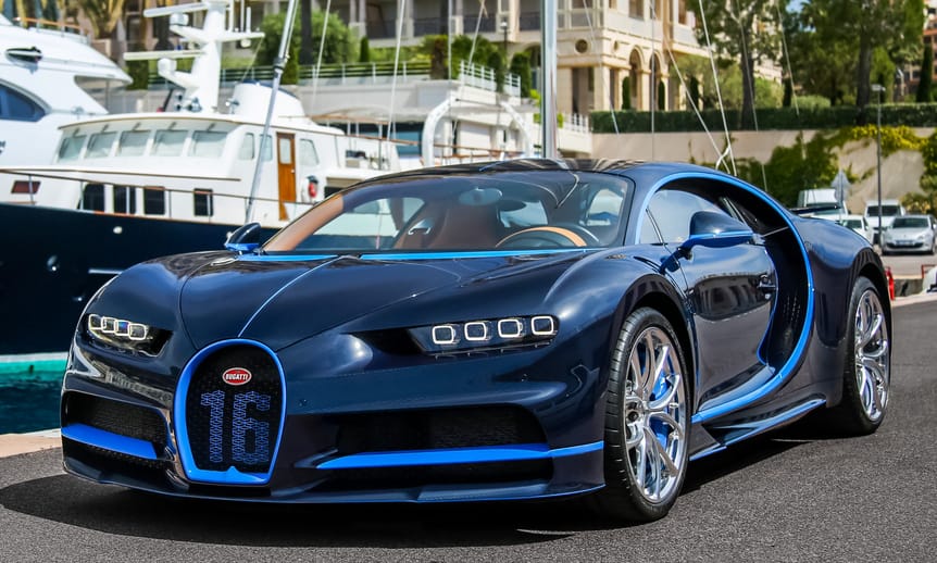 Jelentős anyagi kár: Bugatti ütközött egy Porschéval – videó