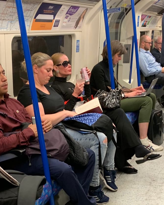 Új hőse van a londoni metrónak: az elegáns gin-tonikos nő