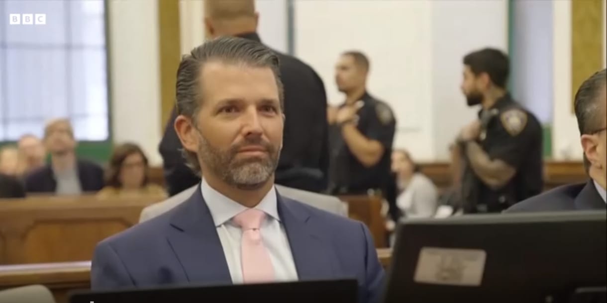 Az ifjabb Donald Trump zseninek nevezte az apját, és még a bírót is megnevetette az ingatlancsalásról szóló perben