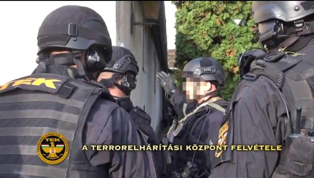 Itt a TEK videója a bőnyi rendőrgyilkos elfogásáról