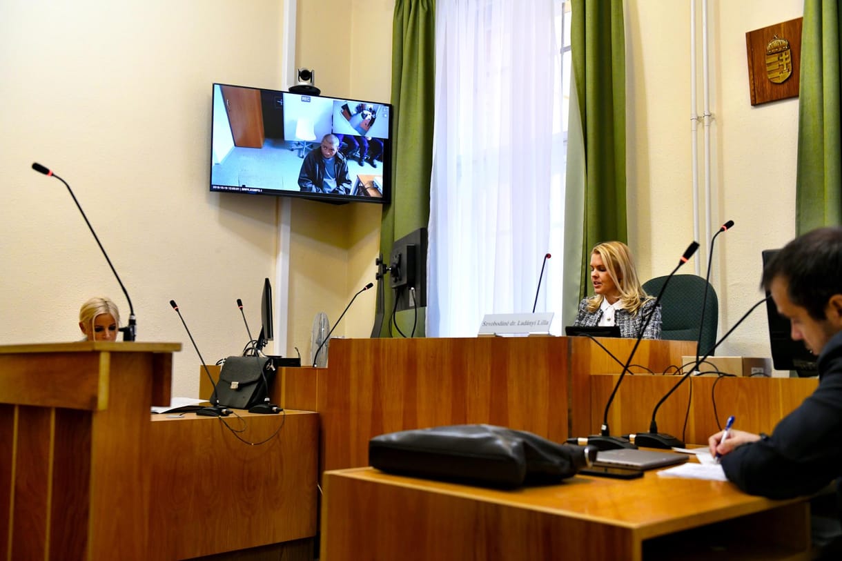 20.10-kor, 21.45-kor, 22.35-kor figyelmeztették, majd vitték is – videó az első budapesti hajléktalanperről