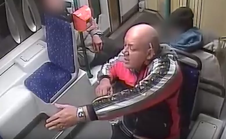 Ezt a férfit keresik, mert a társával összevert és kirabolt egy utast a villamoson – videó
