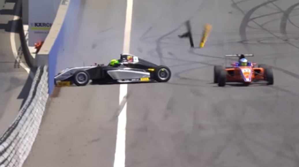 Videó: Versenybalesetben kezét törte Schumacher fia