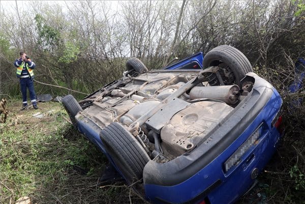 Felborult egy Volkswagen, két ember meghalt Emőd közelében