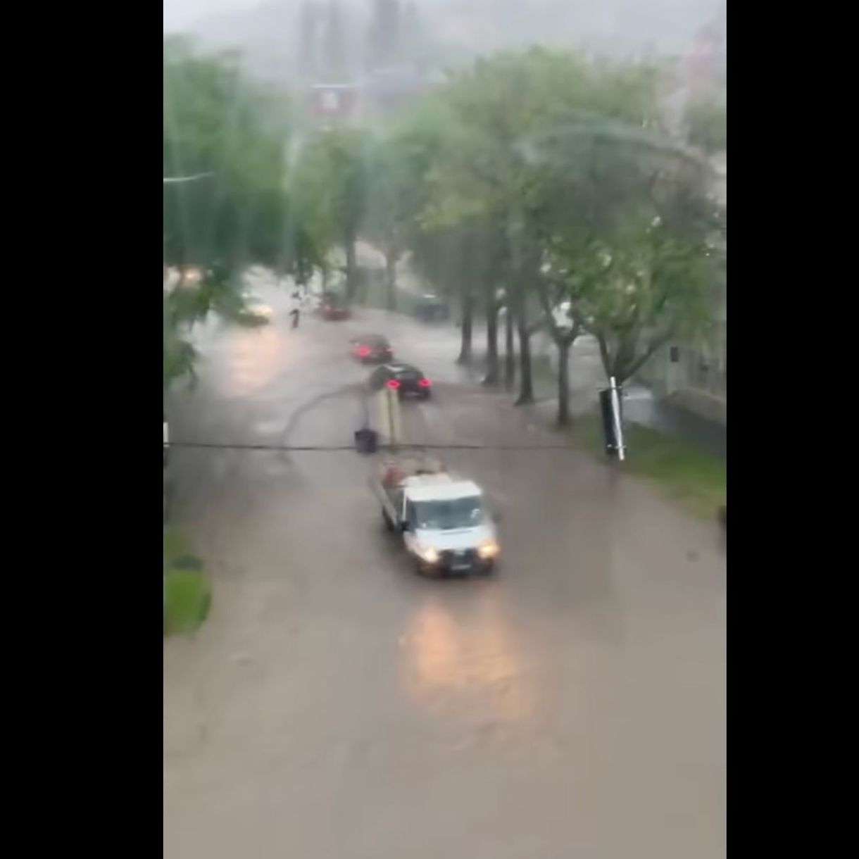 Sártenger a 67-es úton, villámárvíz Szekszárdon – videók a brutális felhőszakadásokról