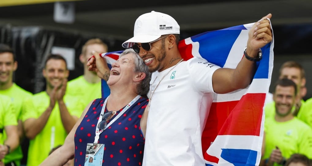 Lewis Hamilton nevet akar változtatni