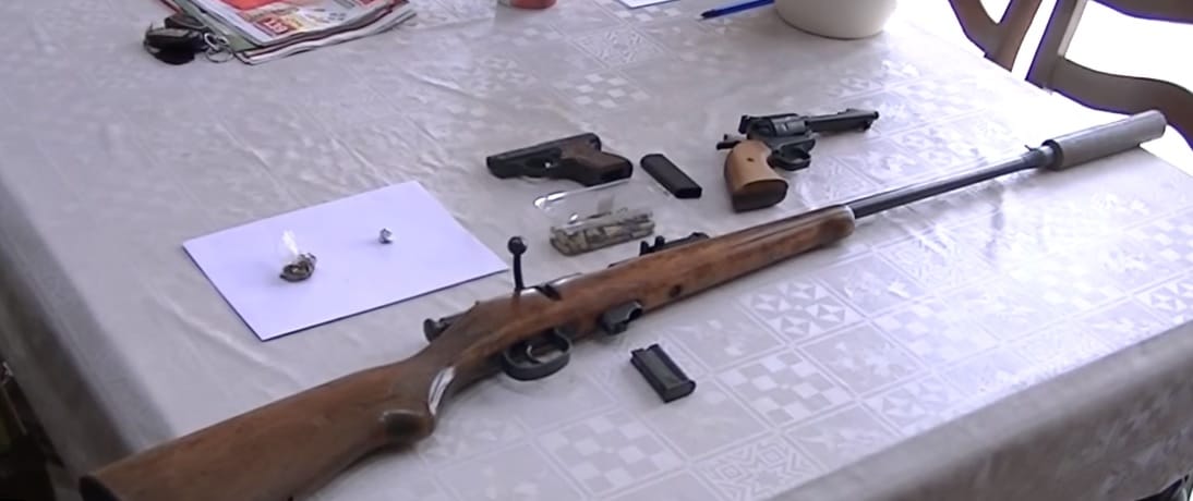 Videó: Fegyvereket és drogot foglaltak le a rendőrök egy kisújszállási férfi otthonában