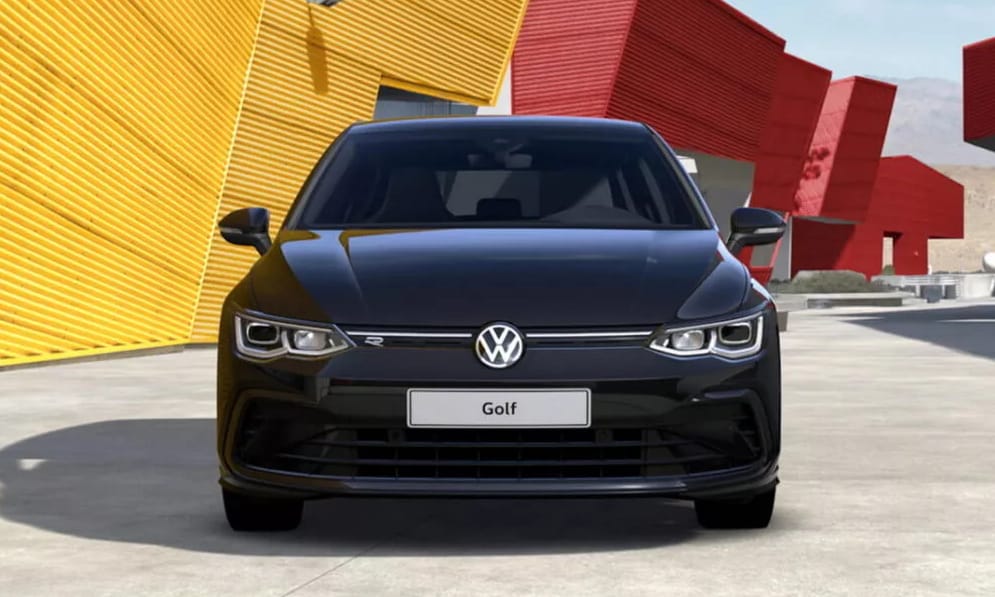 Vészjóslóan sötét hangulatban támad a szuperfekete új VW Golf