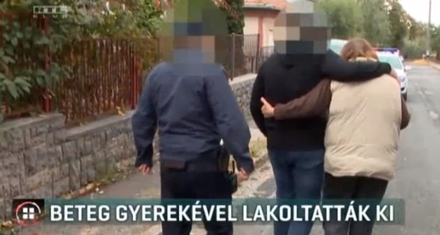 Beteg gyermekével együtt lakoltattak ki egy nőt Pécsen