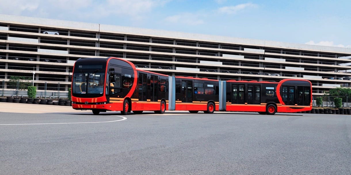 Egy háztömböt végigérne nálunk a világ leghosszabb, kétcsuklós elektromos busza