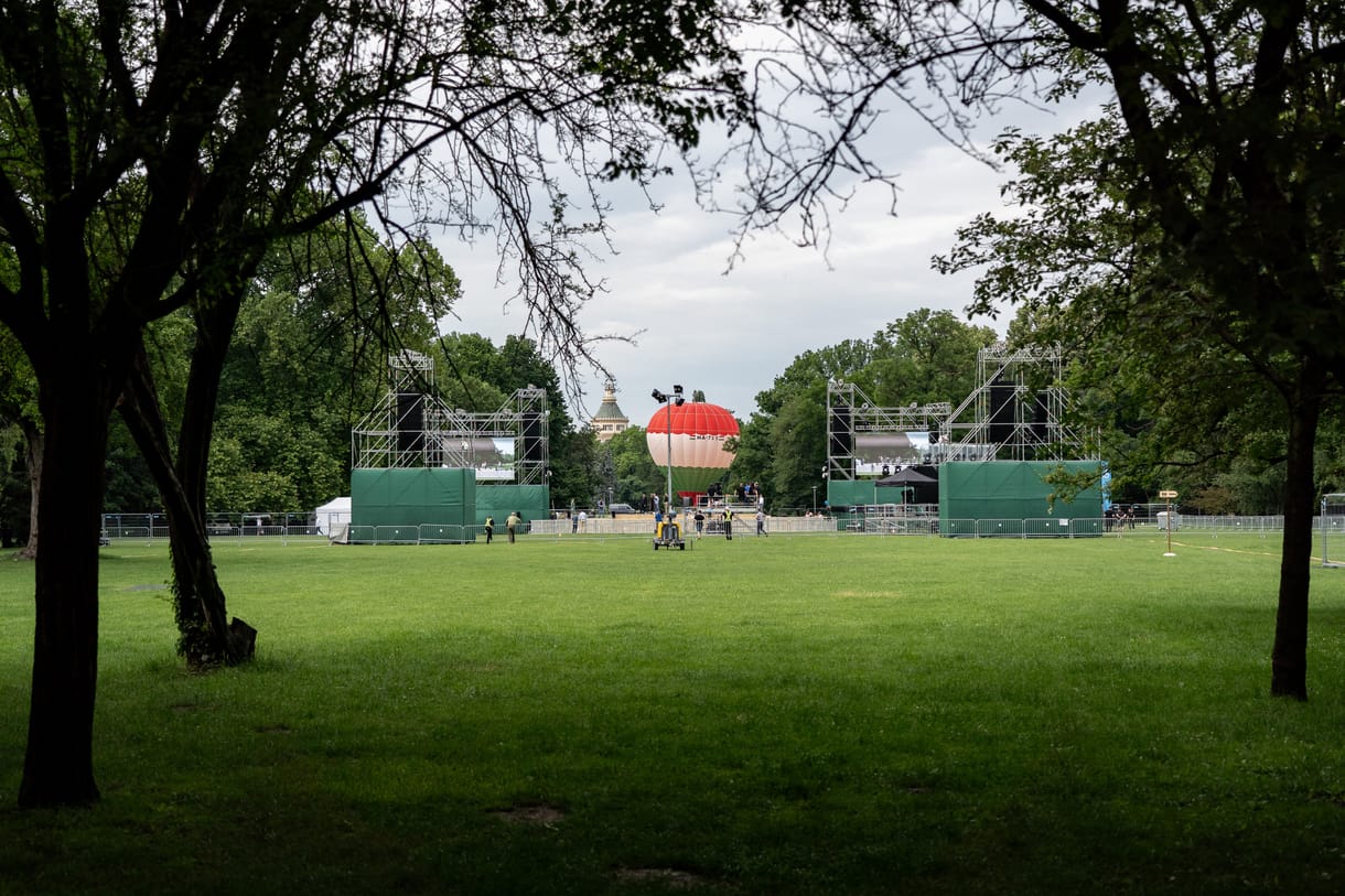 Képeken mutatjuk, hogyan készülnek a Békemenetre a Margit-szigeten