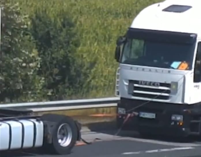 Úgy sem gyakran vontatnak kamiont, ahogyan az M7-esen megpróbálták