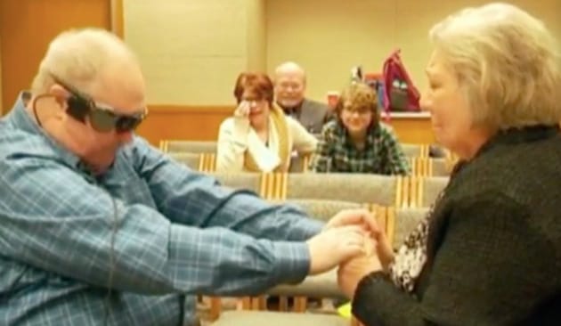 Megható videó: 10 év után először láthatja feleségét egy bionikus szemet kapott férfi