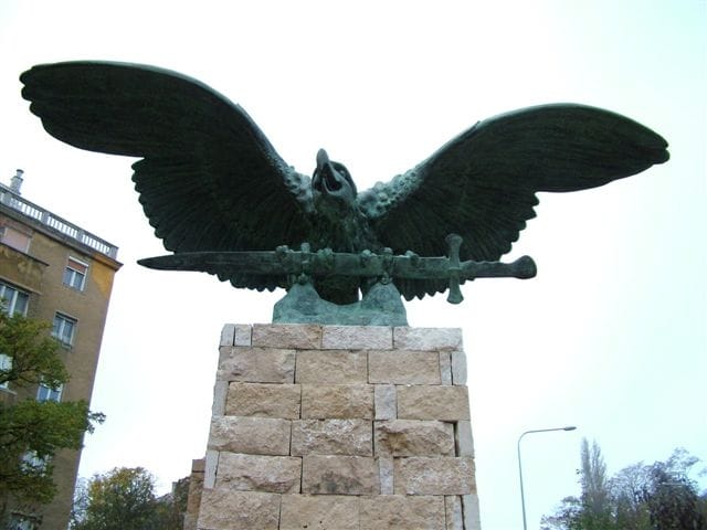 Balavány: Nagyapák, fiúk, turulok