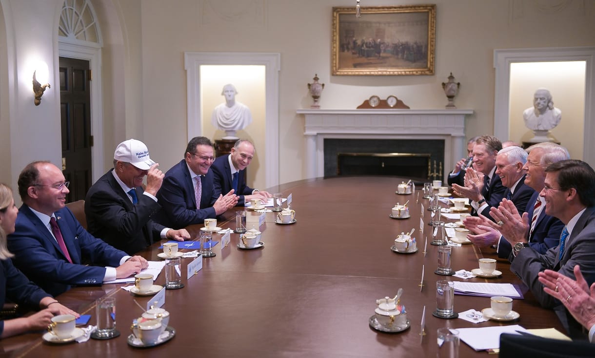 A román elnök Make Romania Great Again feliratú sapkát kapott Trumptól
