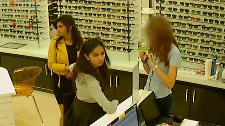 Napszemüveget loptak egy plázából, keresi őket a rendőrség