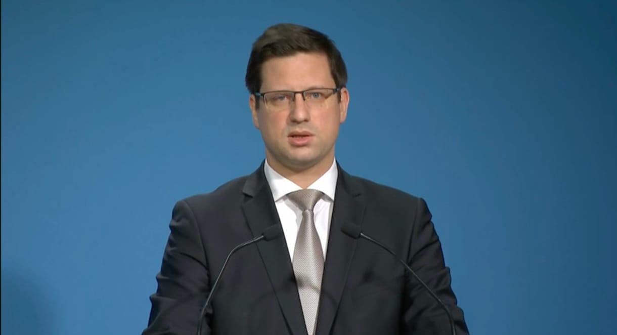 Gulyás: 24 órán belül nyilvánosságra hozza az orosz és kínai vakcinaszerződéseket a kormány