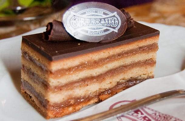 Mi kerül egy szelet zserbóban 2250 forintba?