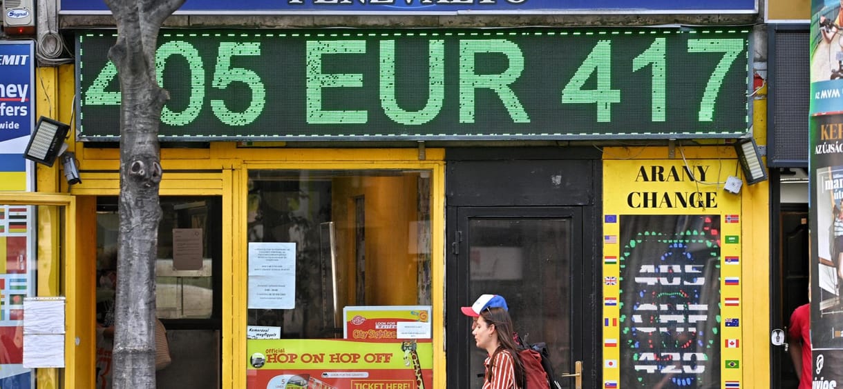 És akkor a kormány behódolt Brüsszelnek, hogy mentse a süllyedő forintot